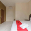 Отель RedDoorz near RS Adam Malik Medan 2, фото 15