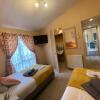 Отель Luxury Lakeside Lodge L2 with Hot tub situated at Tattershall Lakes Country Park, фото 4