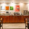 Отель Comfort Suites Grand Rapids North, фото 29