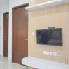 Отель Minimalist And Comfy 1Br Ciputra World 2 Apartment, фото 7