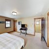 Отель New Listing! Modern Mountain W/ Hot Tub 4 Bedroom Cottage, фото 3