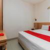 Отель Reddoorz Plus Near Galaxy Bekasi, фото 4