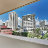 Отель Kuhio Village Studio With Balcony 2 Blocks to Beach Studio Bedroom Hotel Room, фото 1