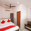 Отель OYO Flagship 28085 99 Kombo Stay, фото 7
