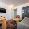 Отель Sanders Lake - Pleasant 2-bdr Apt in City Center, фото 3