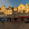 Отель Unique & Stylish Grassmarket Apt - Close to Castle, фото 1