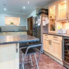Отель Plush Holiday Home in Slough Near Windsor Castle, фото 8