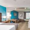 Отель La Quinta Inn & Suites by Wyndham Tomball, фото 5
