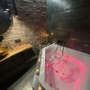Апартаменты Уникальные с Огромной Спа Джакузи на Двоих и Камином в Стиле Лофт, фото 6