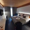 https://cdn.worldota.net/t/{size}/hotel_review/25/8d/258df075ad0468981bd7c24bb8e32f6d485d7fe2.jpeg