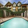 Отель Pinnacle Hotel Whistler Village в Уистлере