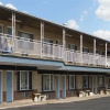 Отель Capri Motel Hot Springs, фото 1