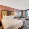 Отель La Quinta Inn & Suites by Wyndham Las Vegas Nellis, фото 2