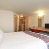 Отель Travelodge Leeds Colton Hotel, фото 6