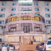 Отель Adhi Manor, фото 1