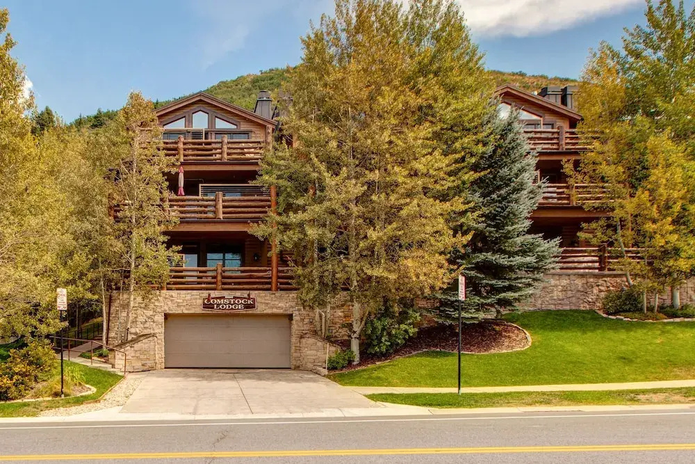 2650 Deer Valley Drive East House by RedAwning