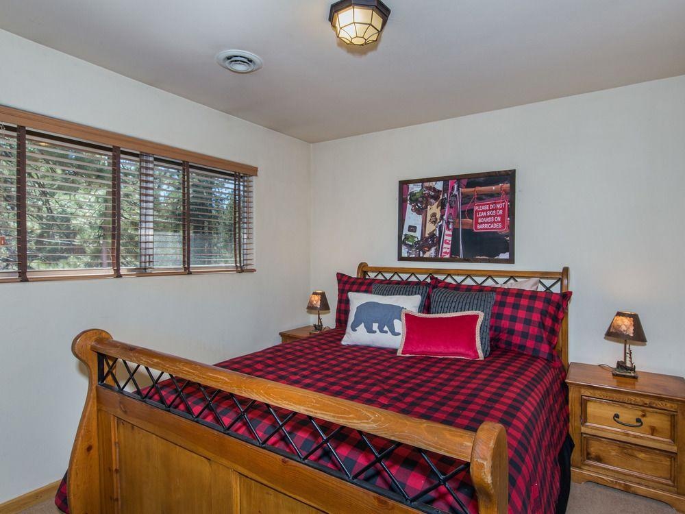 4BR Chalet 3 Blocks to Heavenly by RedAwning