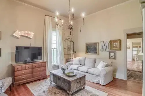 3Br 2BA Enchanting Nashville Cottage by RedAwning