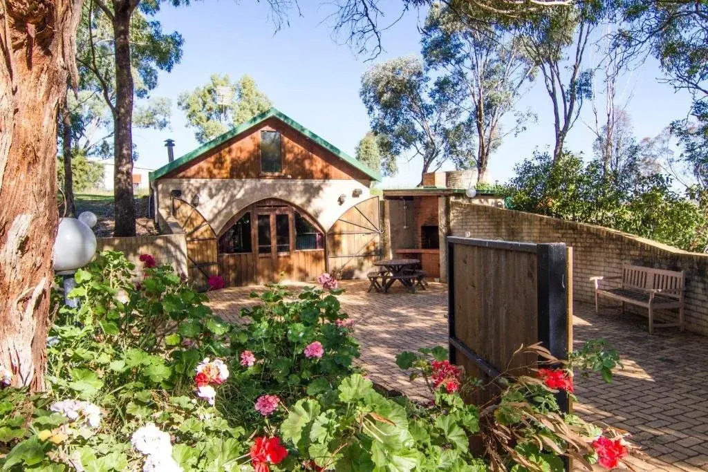 Outback Cellar & Country Cottage image