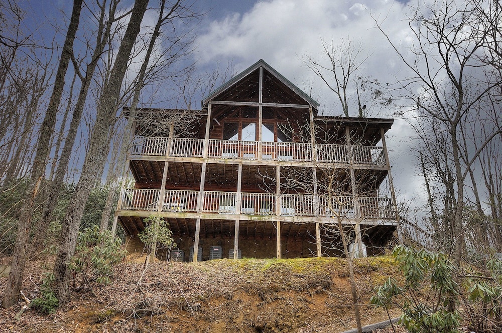 Above It All 446 - Four Bedroom Cabin