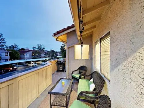 72 Corniche Condo #F - 2 Br condo by RedAwning