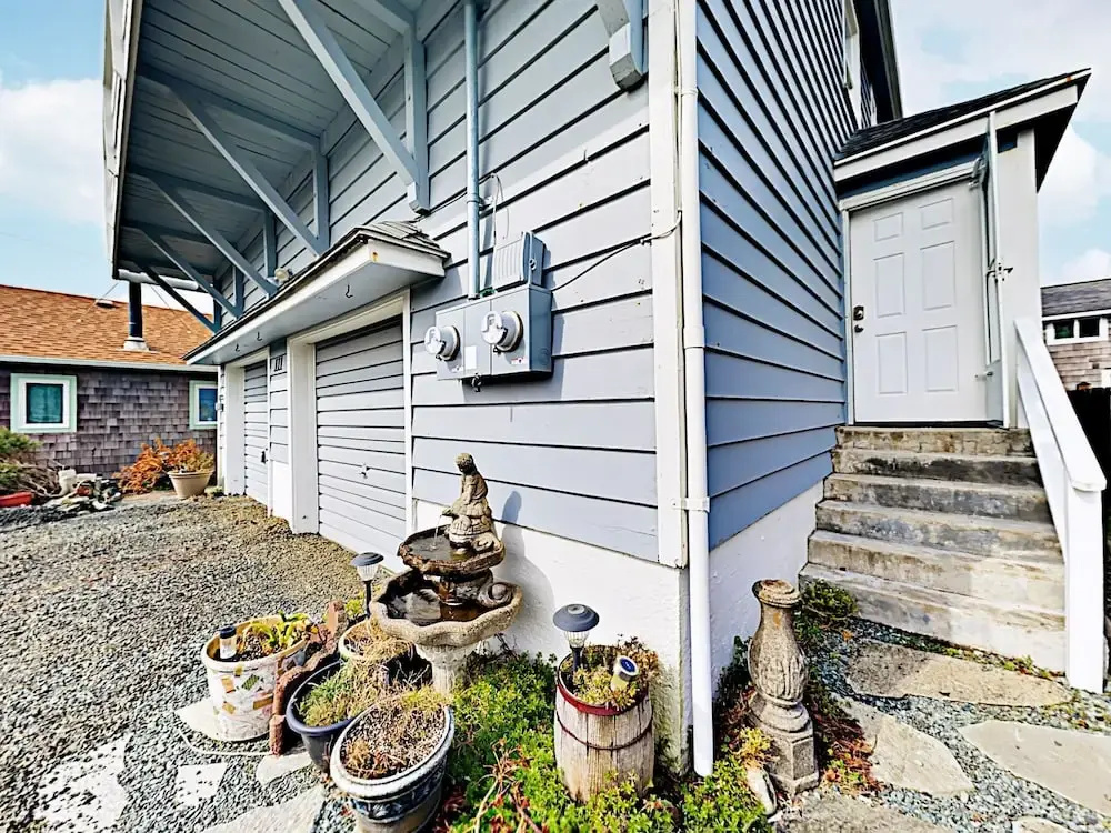 Ocean-View Beach - 6 Br Home
