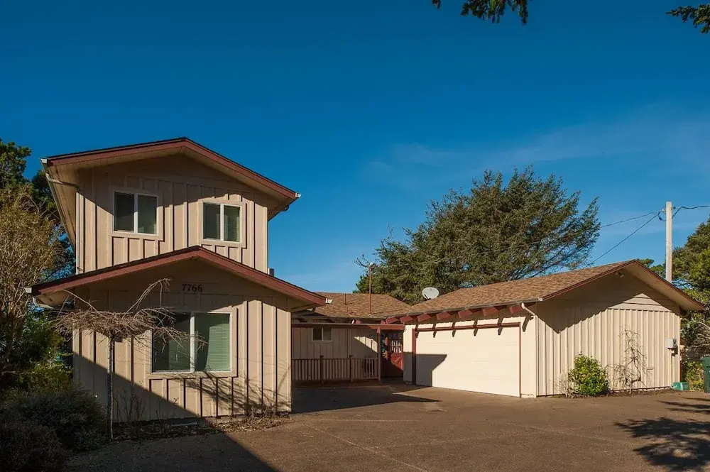 Ocean Watch At Surfland 4 Br cottage by RedAwning