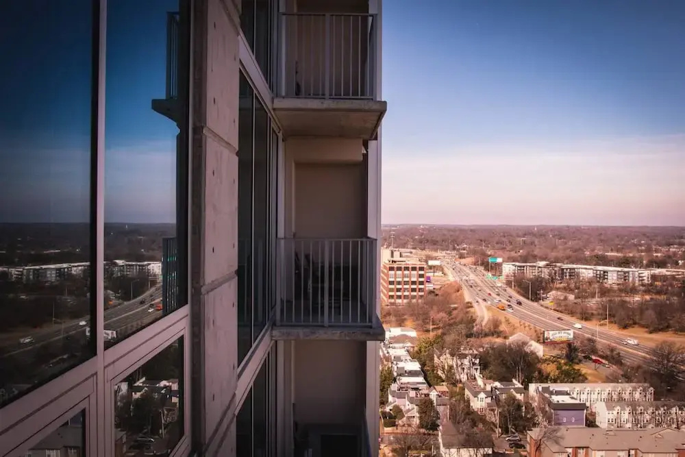 Luxurious 1BR Apt In Uptown High-Rise