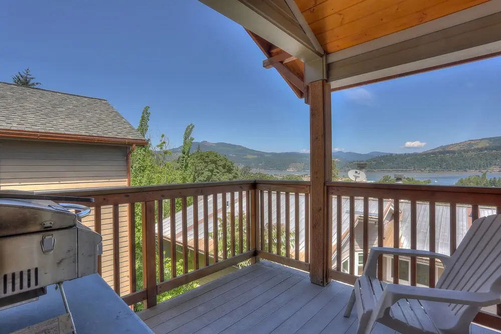 Hutson's Bridgeview **30 Day Minimum** 4 Bedroom Home by RedAwning