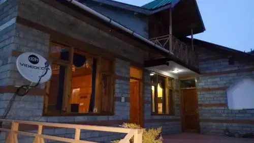 Peak And Snow Cottage