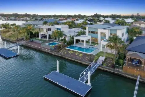 Luxury Canal Front Holiday House