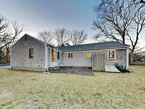 Charming Cape Cod - 3 Br Home