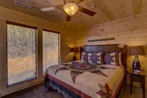 Take A Look - 6 Bedrooms, 6.5 Baths, Sleeps 20 Home by RedAwning