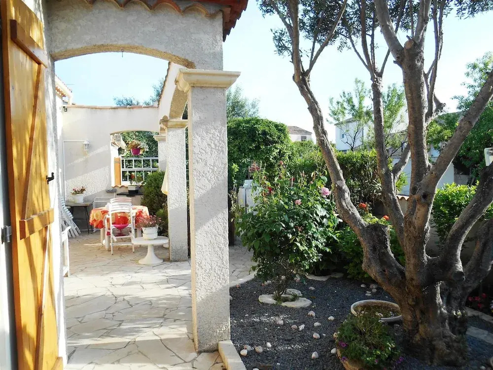 Maison Entre Roses Et Jasmin