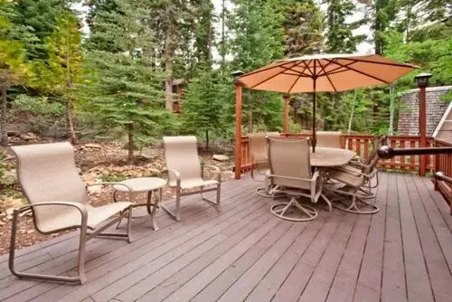 Pezzola Luxury Rental Cabin by RedAwning