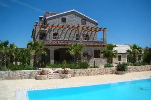 House Mislav II - Général