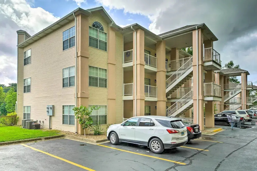 Marina Views & Cozy Sunroom: Condo in Branson!