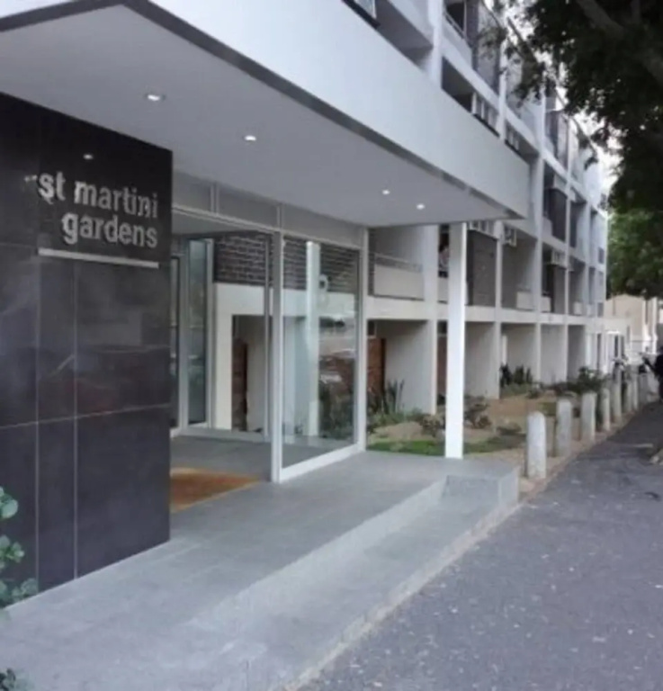 Sunny 2 Bedroom Apartment by The Company's Gardens