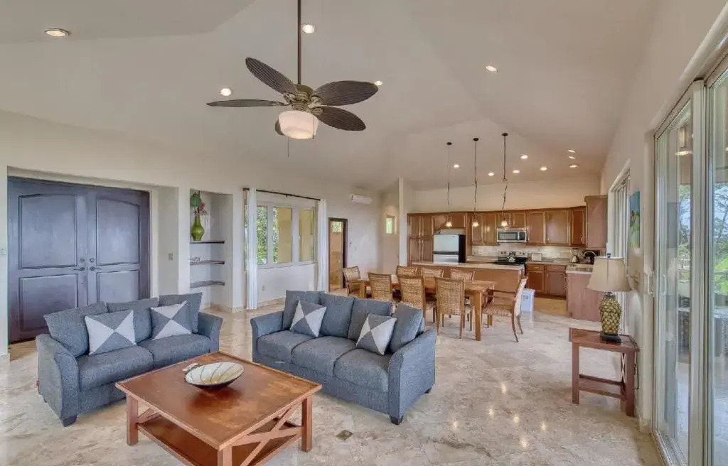 The Island Hub At Red Frog Beach Resort