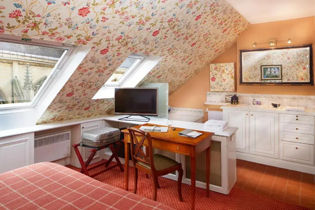 Relais Du Louvre 44