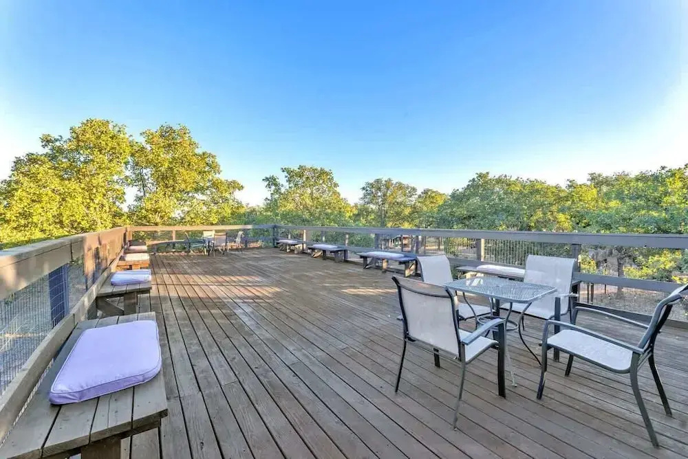 The Vines Retreat, Hot-tubs, Game Room, 10-mins to Downtown!