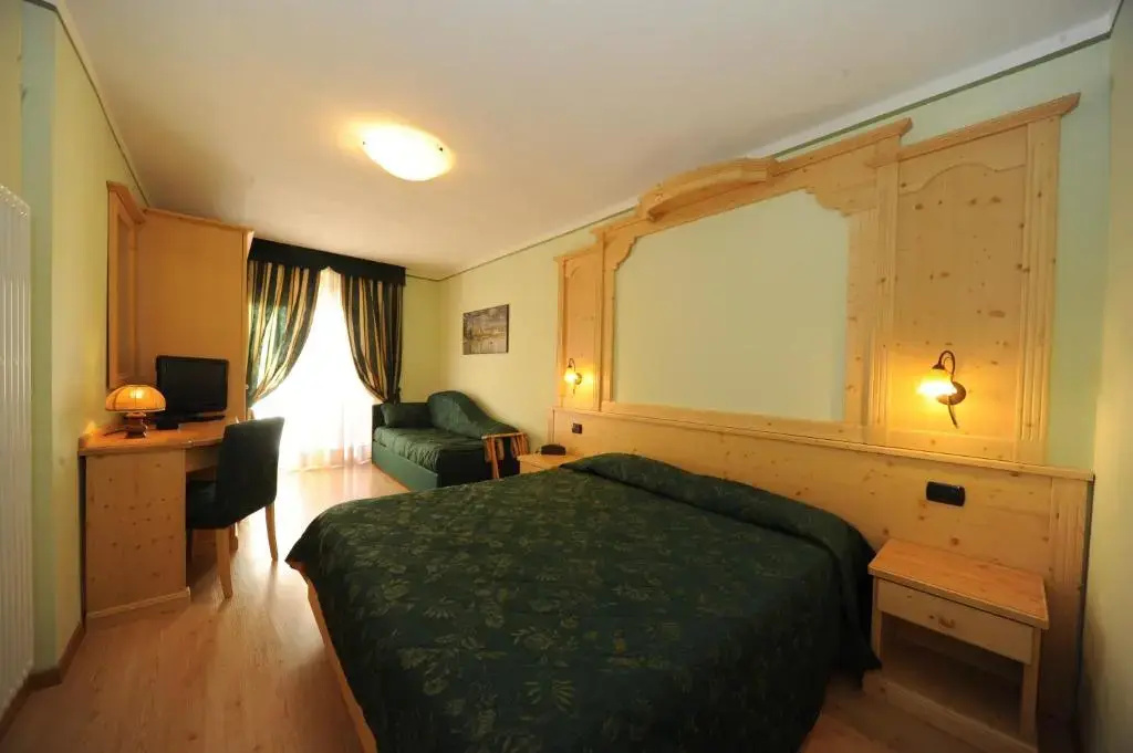 Deluxe Double room (full double bed)