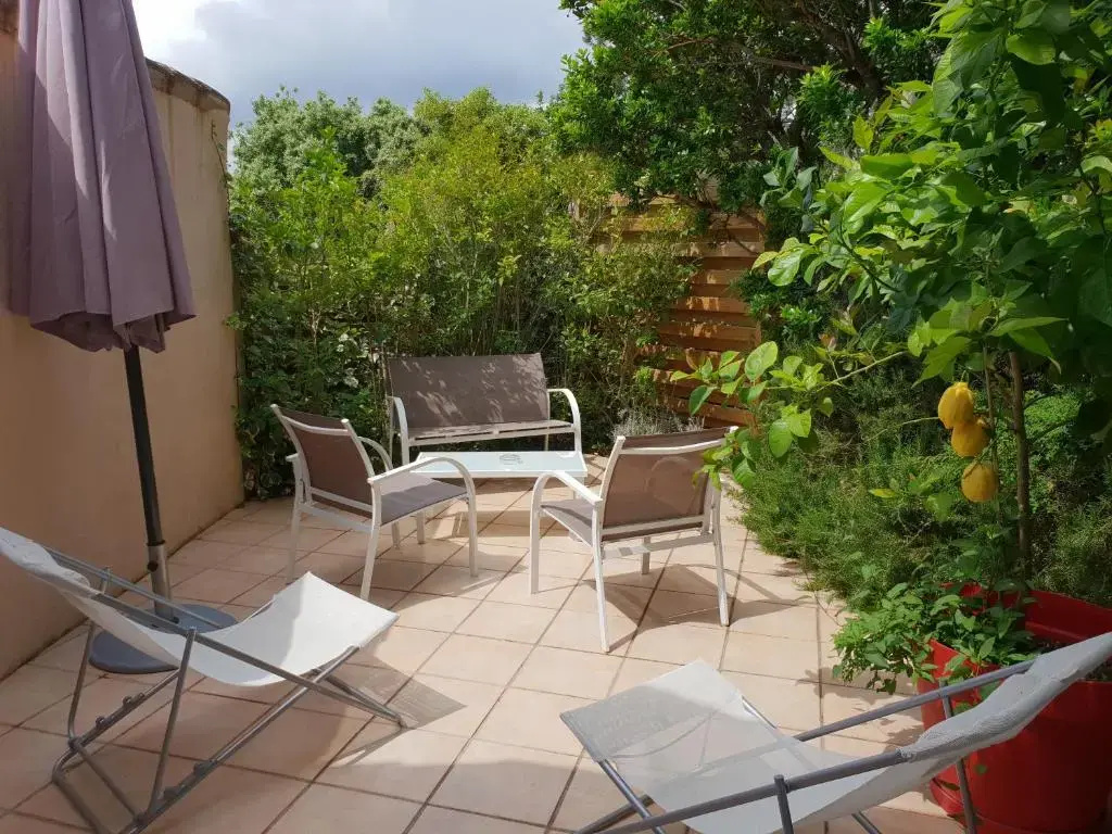 Standard Double room with garden view (full double bed)