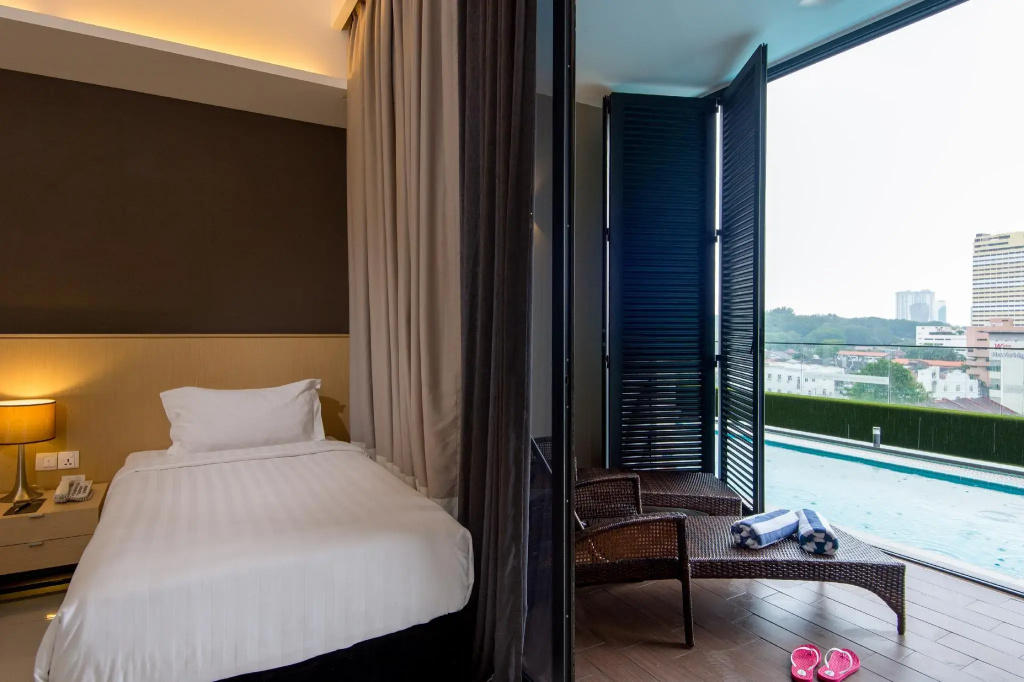 Double Suite with pool view (twin beds)