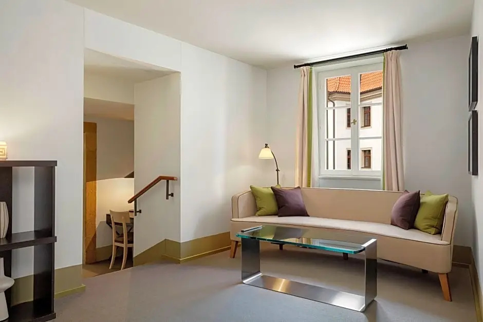 1 Bedroom Classic Double Suite with courtyard view (full double bed)