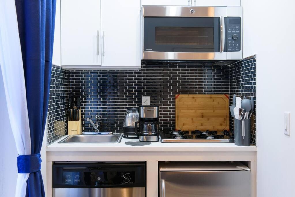 69-3a Prime LES Modern Brand New 1BR