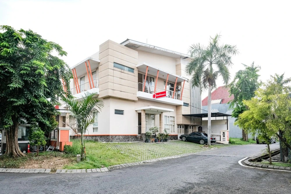 RedDoorz near UNESA Citraland Surabaya