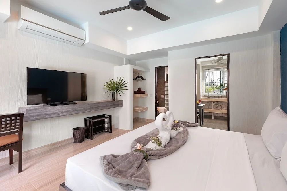 Deluxe room with pool view