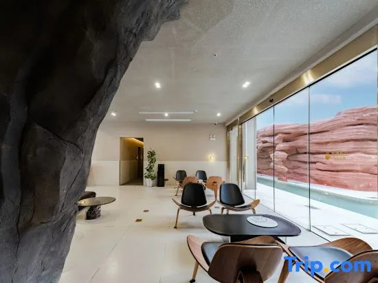 Floating Hideaway Mountain Stone Stream Hotel