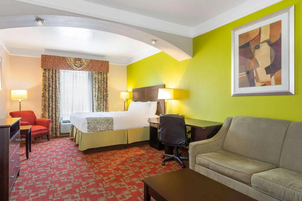 Double Suite (full double bed)